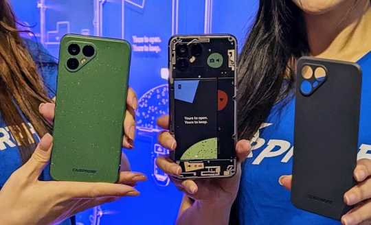 Fairphone 4 提供電池、相機等九大零件模組，讓用戶可自行更換維修。圖右?guī)в邪唿c的綠色特別版背蓋，日后可于官網(wǎng)選購。