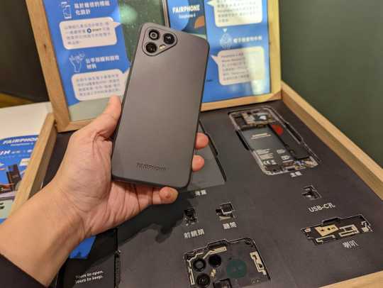 Fairphone 4機背搭載雙鏡頭主相機，部援光學(xué)防手震；并具備一顆用于動態(tài)追焦的TOF雷射對焦感應(yīng)器。機身提供太空灰與綠色兩種顏色選擇。