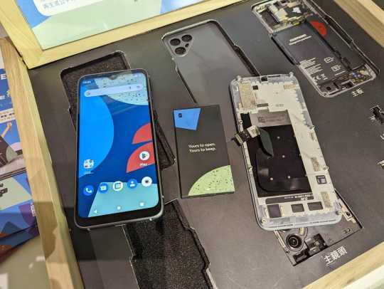 Fairphone 4 採用6.3吋的水滴劉海全屏幕，覆蓋康寧第五代大猩猩玻璃。