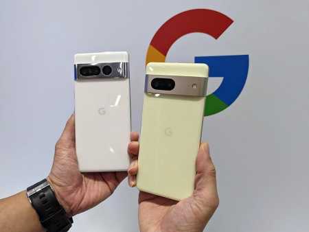 Google 2022年度新旗艦 Pixel 7 雙機(jī)齊發(fā)。圖左為三鏡頭的高階旗艦Pixel 7 Pro，售價(jià)26,990元起；圖右為雙鏡頭的Pixel 7，售價(jià)18,990元。