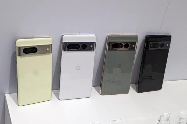 Google2022年度新旗艦雙機，推出6.3吋雙鏡頭Pixel7，以及6.7吋三鏡頭Pixel7Pro。