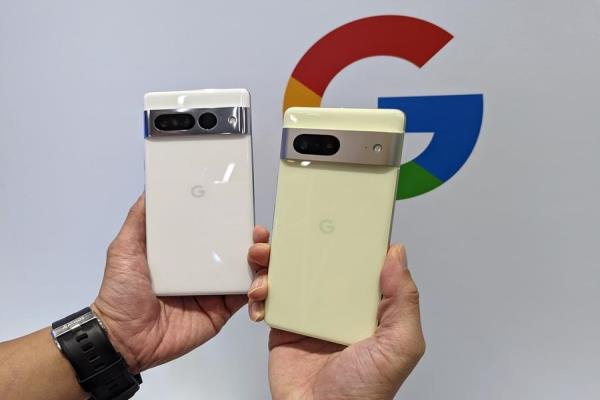 Google2022年度新旗艦Pixel7雙機齊發(fā)。圖左為三鏡頭的高階旗艦Pixel7Pro，售價26,990元起；圖右為雙鏡頭的Pixel7，售價18,990元。