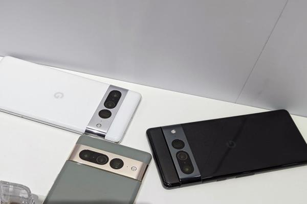 6.7吋Pixel7Pro，有黑、白與霧灰三色。相機外框為亮面鋁合金材質(zhì)。