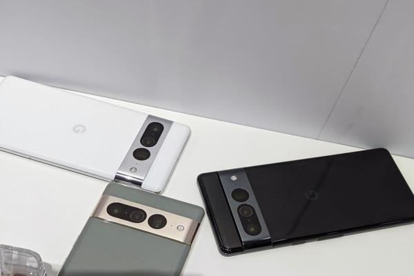 6.7吋Pixel7Pro，有黑、白與霧灰三色。跟前代不一樣的是，相機(jī)外框改換上亮面鋁合金材質(zhì)。