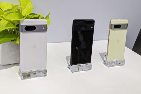 6.3吋Pixel7，有黑、白與香茅綠色三色。相機外框為霧面鋁合金材質(zhì)。