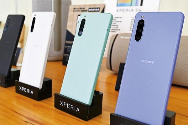 SonyMobile去年六月在臺上市的中階Xperia10IV，推出4種顏色，分別為羽黑（左起）、羽白、羽綠、羽紫。