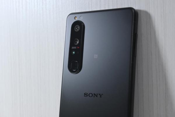 Sony鏡頭維持靠左的垂直模組，而非主流的方塊造型，亮點是最后一顆方形的鏡頭，為Xperia1III主打的潛望式長焦距相機，單一顆鏡頭提供2個光學(xué)變焦。