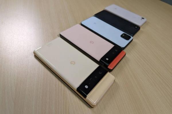 歷代Pixel機(jī)型由右至左依序?yàn)椋篜ixel6Pro、Pixel6、Pixel5、Pixel4與Pixel3。