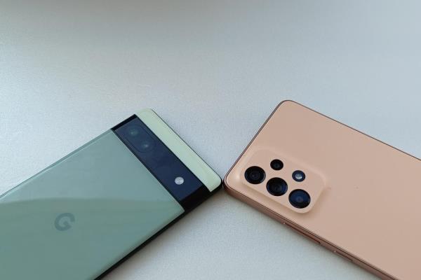 GooglePixel6a配備后雙鏡頭、三星A53為后四鏡頭。