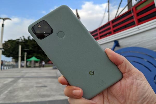 Google首款超輕薄5G手機Pixel5，主相機搭載“1220萬畫素＋1600萬畫素超廣角”雙鏡頭。