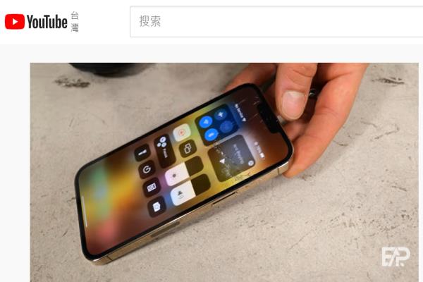 圖為頭部高度位置摔機(jī)后，iPhone13Pro螢?zāi)怀霈F(xiàn)裂痕。