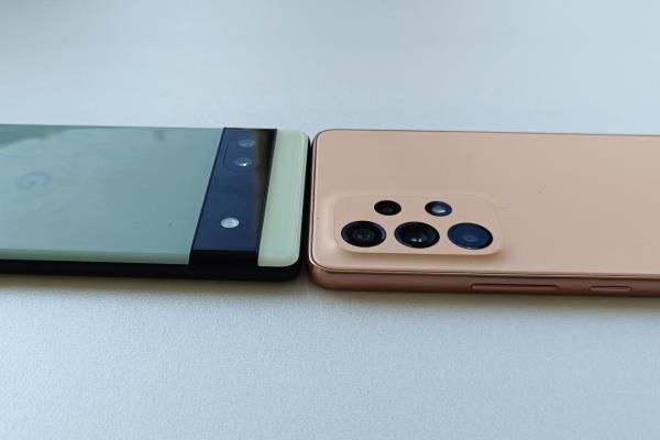 雖然官方數(shù)據(jù)，三星A53機(jī)身厚度為8.1mm、GooglePixel6a為8.9mm，不過(guò)實(shí)機(jī)并不覺(jué)得Pixel6a比較厚。