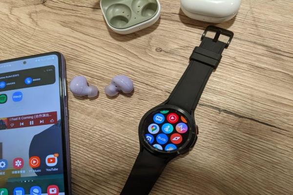 使用GalaxyWatch4手表，也可操控Buds2耳機(jī)，查看電量狀態(tài)。