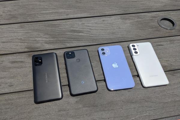 由左至右依序為：5.9吋ZenFone8、6吋GooglePixel5、6.1吋iPhone12與6.2吋三星S21。