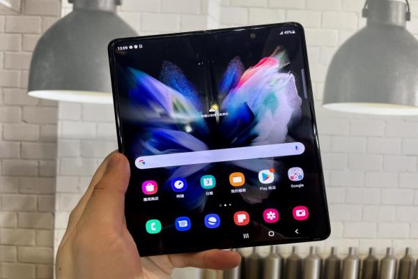 三星開賣新一代折疊機GalaxyZFold3，主打頂規(guī)處理效能，并加入SPen、IPX8防水、120Hz高影格率規(guī)格。在今年因三星未推出新一代的GalaxyNote系列，形同讓ZFlip3及ZFold3兩款折疊機接棒過往三星下半年旗艦機的位置，