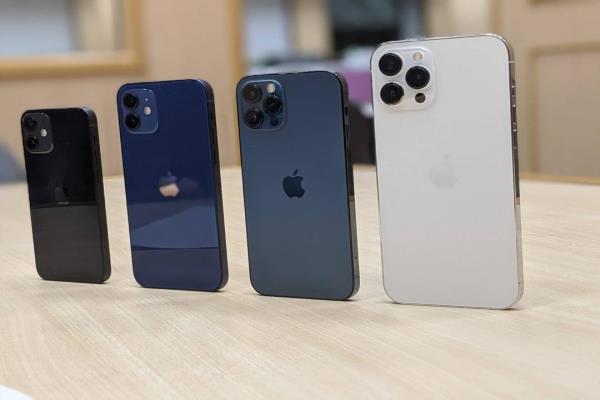 蘋果2020年10月發(fā)布四款支援5G的iPhone12系列，由左至右依序?yàn)?2mini、12、12Pro與12ProMaX。