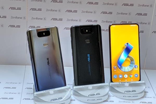 華碩首款翻轉(zhuǎn)式雙鏡頭ZenFone6旗艦手機(jī)，于6月在臺(tái)上市，共推出亮面質(zhì)感的銀藍(lán)色與黑色，兩種顏色選擇。