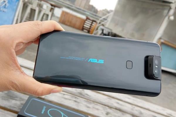 華碩首款翻轉(zhuǎn)式雙鏡頭ZenFone6旗艦手機(jī)。