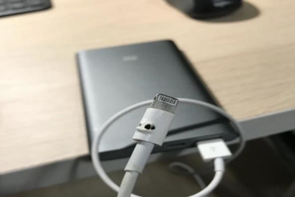 有網(wǎng)友PO文求問自己的iPhone充電線燒掉了。