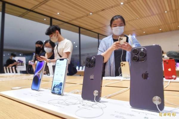 iPhone14、14Pro與14ProMax三款機(jī)型，于今正式在臺(tái)開賣，吸引果粉搶購。