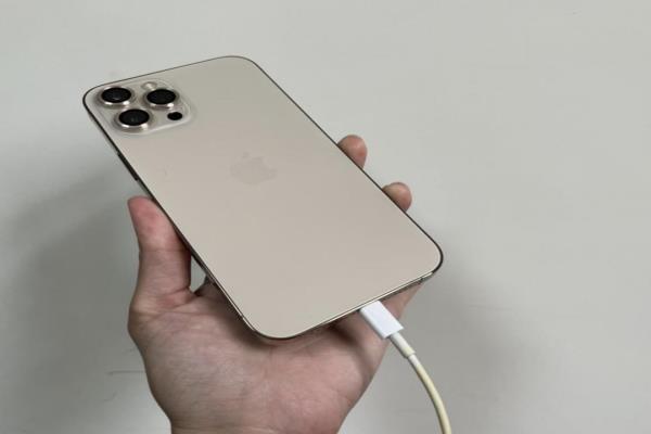 蘋果傳言明年的iPhone15將淘汰Lightning接孔。