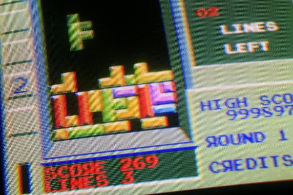 《俄羅斯方塊》的英文名為《Tetris》，跟俄羅斯沒有關係。