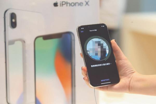 一名網(wǎng)友手中有支舊iPhoneX，因收訊功能失常宣告“退役”，但鄉(xiāng)民們建議除了收藏之外還有更好的用途。