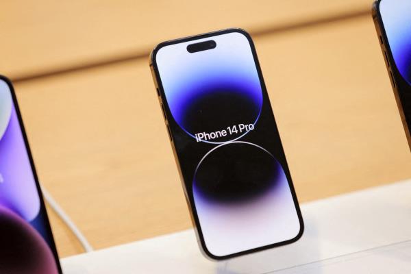 一名網(wǎng)友在三星手機(jī)壞掉后，決定買iPhone14Pro使用，沒想到一試成主顧。