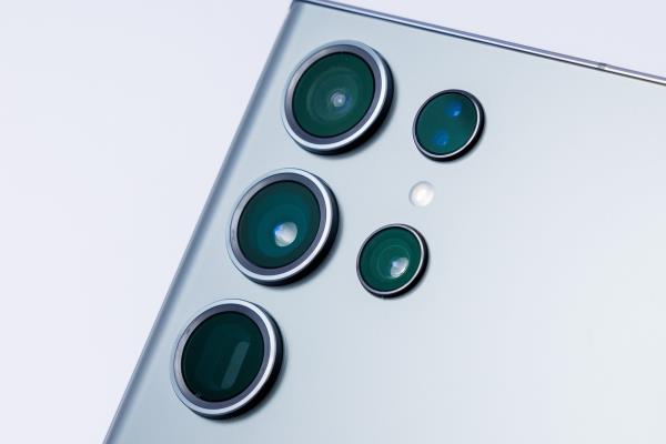 SamsungGalaxyS23系列具備流線鏡頭外框，整體視覺(jué)更俐落大方。圖為SamsungGalaxyS23Ultra。