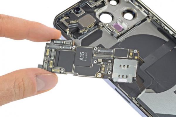 iPhone 13 Pro 維修難度比前代高！iFixit 實機拆解揭2大關鍵原因