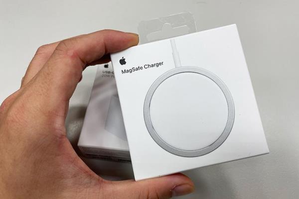 實(shí)測(cè)蘋(píng)果 Magsafe 無(wú)線充電器！搭配 iPhone 12 小心有“烙印”