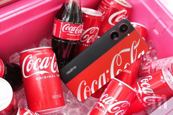 realme攜手可口可樂打造聯(lián)名款機(jī)種　realme 10 Pro 5G Coca-Cola Edition動(dòng)眼看