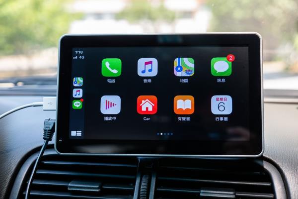 Apple CarPlay 免換車、免改裝，接上這臺主機就能享有