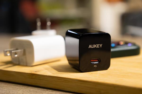 AUKEY Minima 30W PD快充頭開(kāi)箱實(shí)測(cè)，巧小、便宜、雙快充設(shè)計(jì)